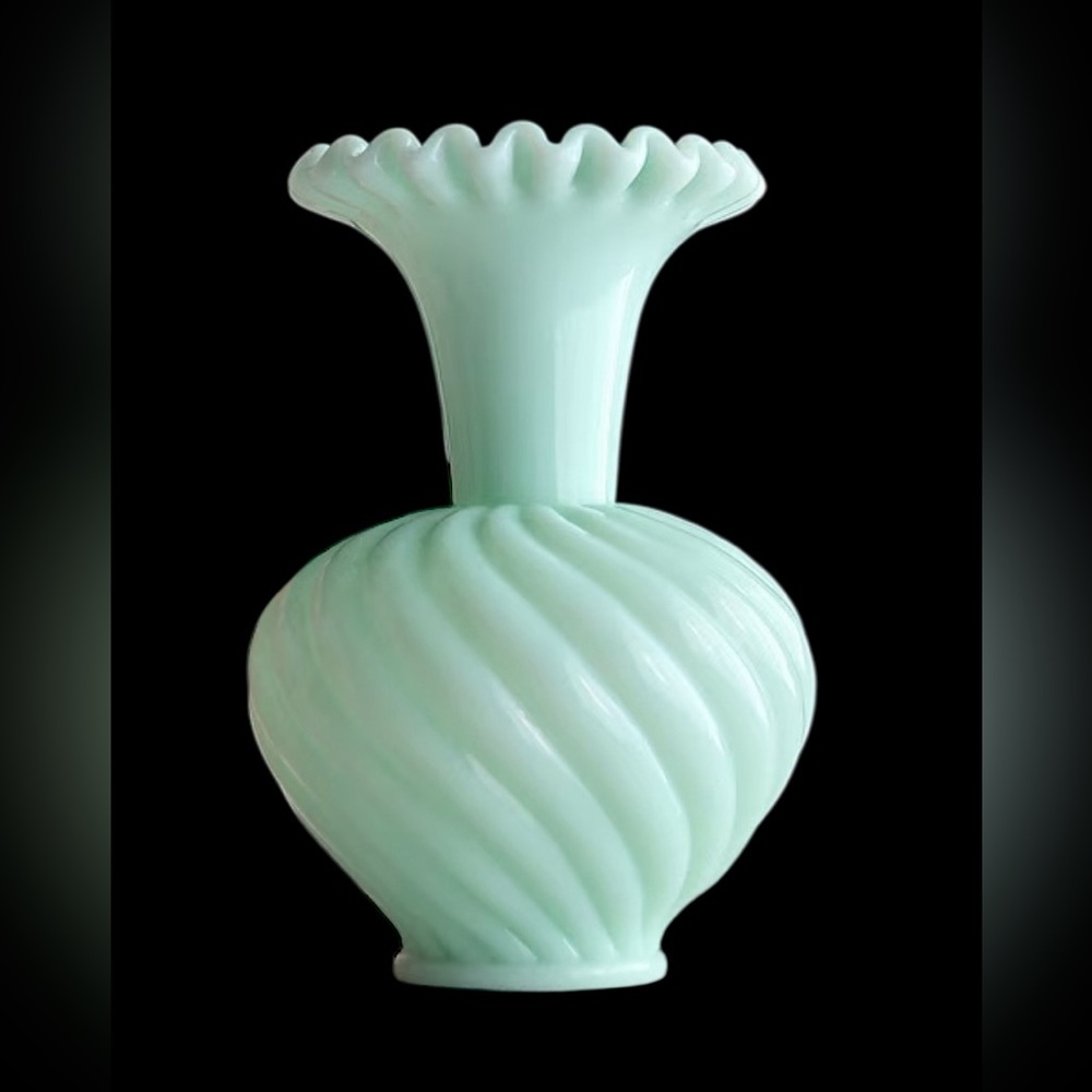 Fenton Swirl Vase in Pastel Mint Green Milk Glass - 1950s - Picture 2 of 10